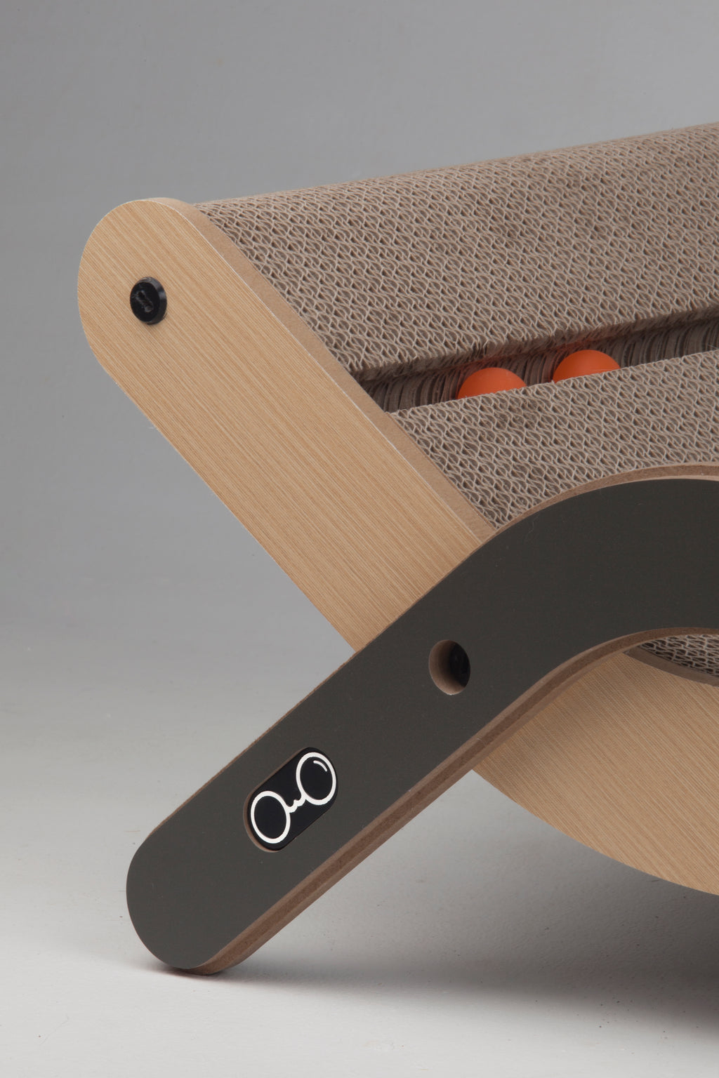 Close-up of the premium MDF frame and adjustable hinge detail on the Nekono Beach Chair cat furniture.